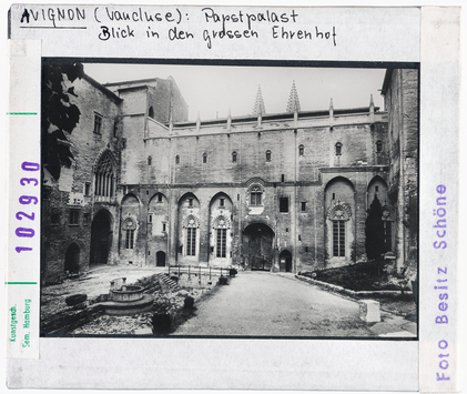 Vorschaubild Avignon: Papstpalast, Blick in den grossen Ehrenhof 